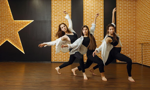 3 Girls Dancing